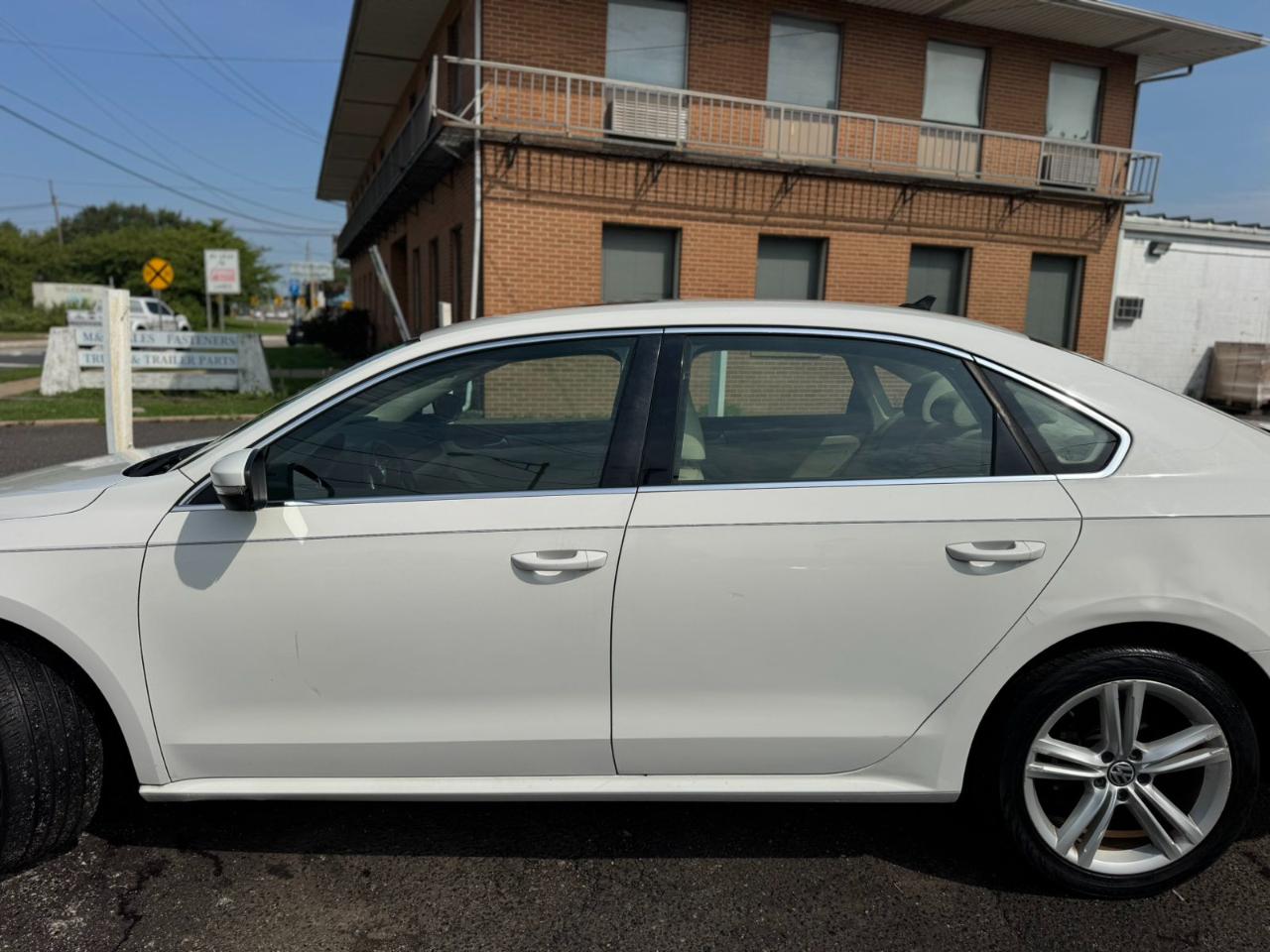 Volkswagen Passat 4dr Sdn 1.8T Auto SE w/Sunroof & Nav PZEV 2014