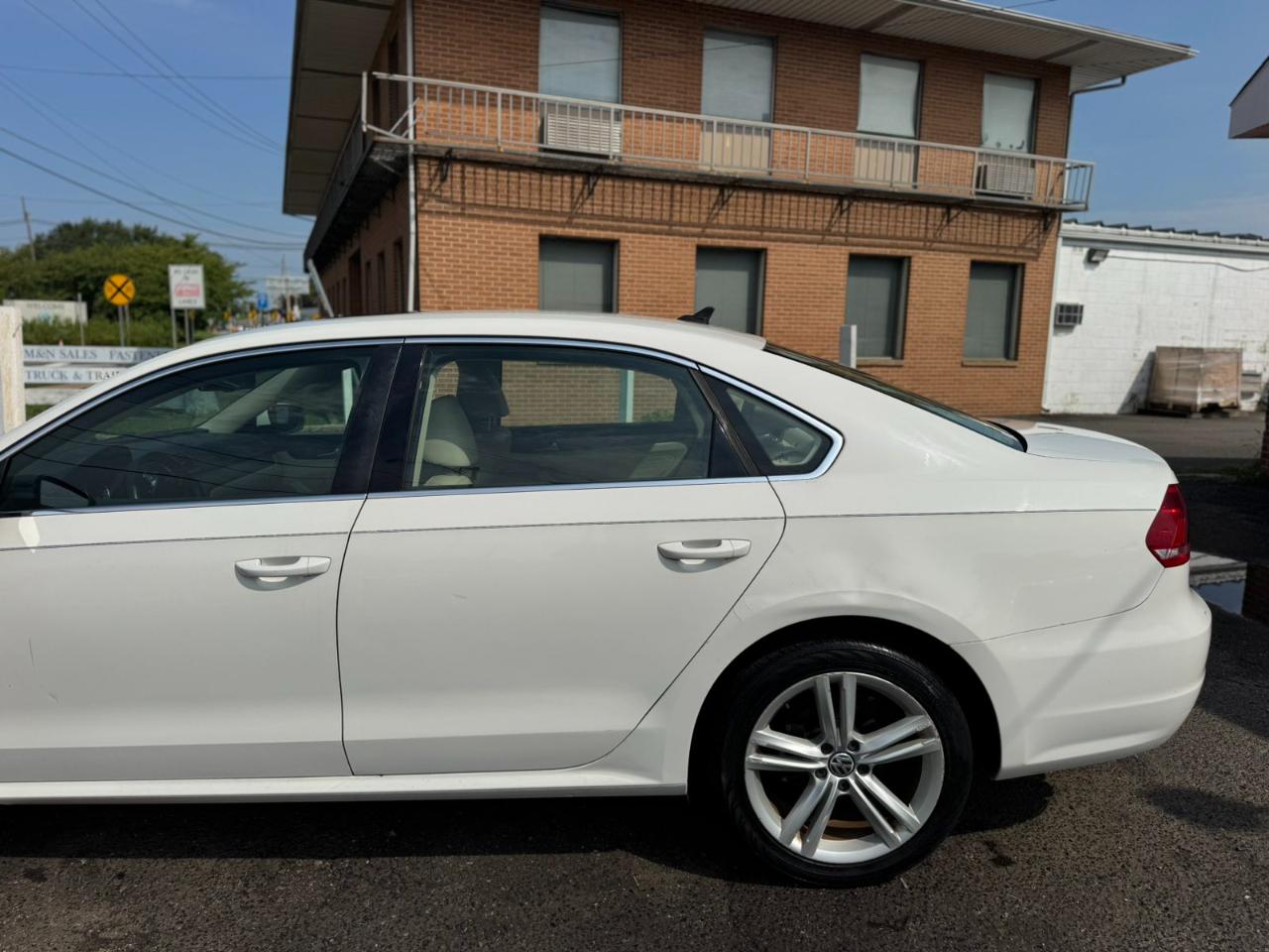 Volkswagen Passat 4dr Sdn 1.8T Auto SE w/Sunroof & Nav PZEV 2014