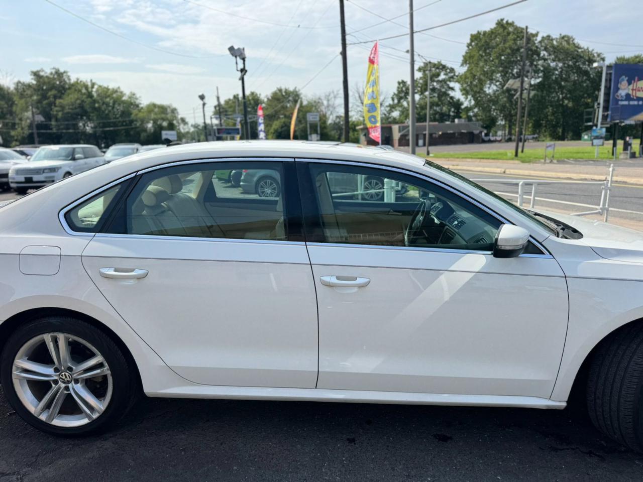 Volkswagen Passat 4dr Sdn 1.8T Auto SE w/Sunroof & Nav PZEV 2014