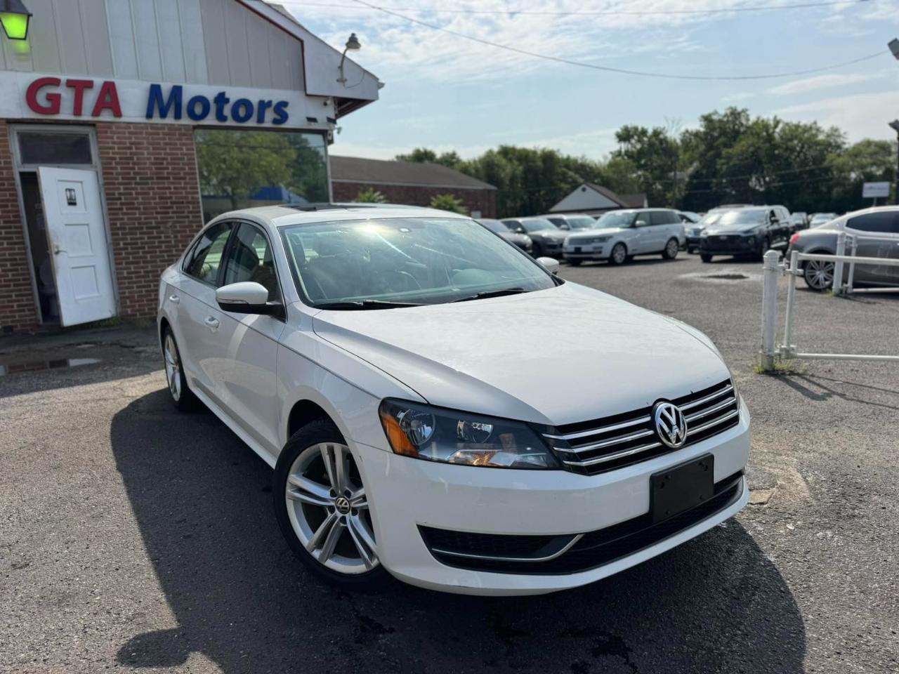 Volkswagen Passat 4dr Sdn 1.8T Auto SE w/Sunroof & Nav PZEV 2014