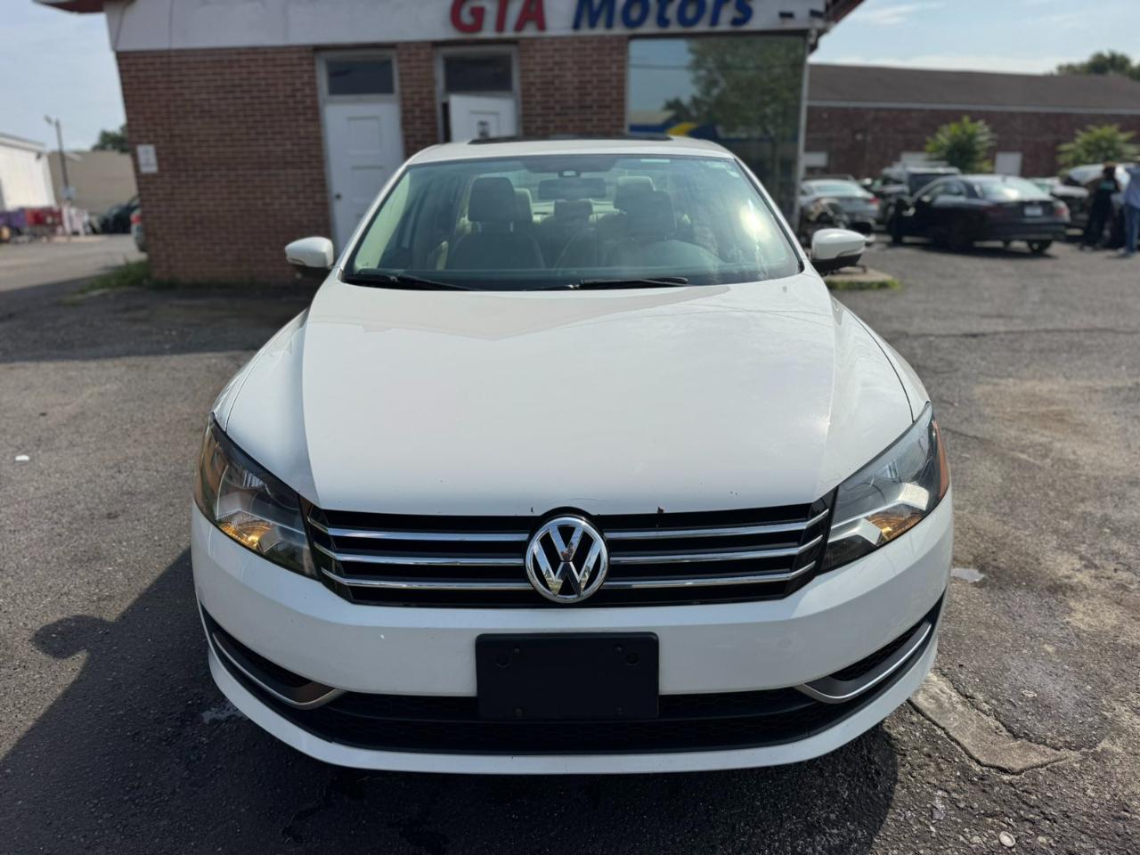 Volkswagen Passat 4dr Sdn 1.8T Auto SE w/Sunroof & Nav PZEV 2014