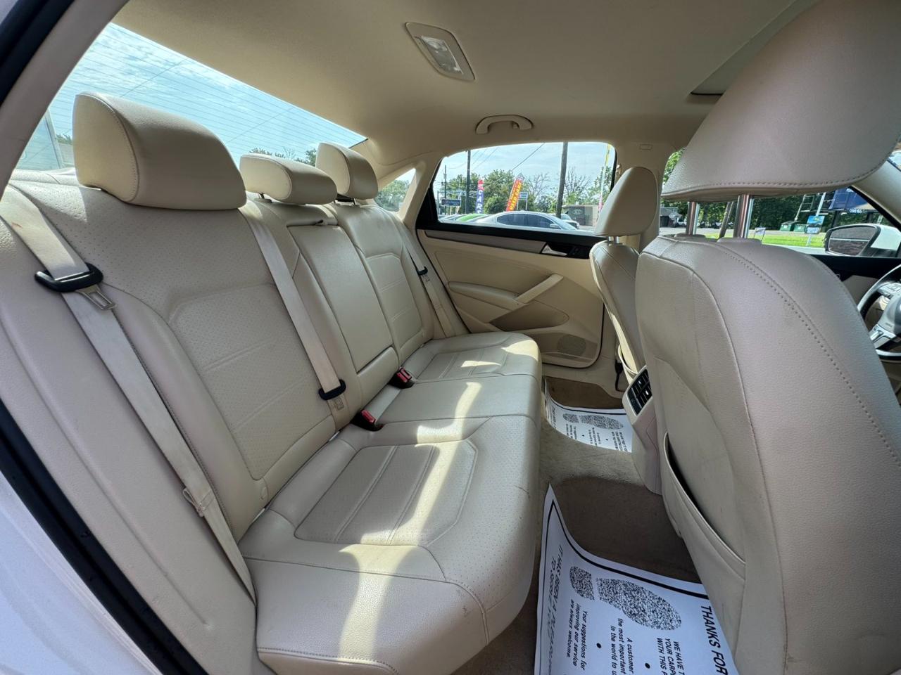 Volkswagen Passat 4dr Sdn 1.8T Auto SE w/Sunroof & Nav PZEV 2014