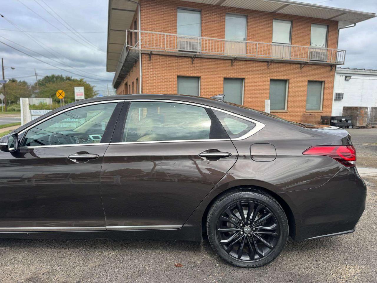 Hyundai Genesis 4dr Sdn V6 3.8L AWD 2015