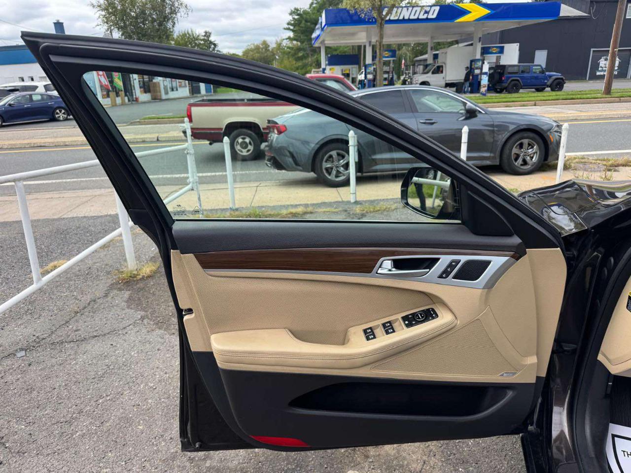 Hyundai Genesis 4dr Sdn V6 3.8L AWD 2015