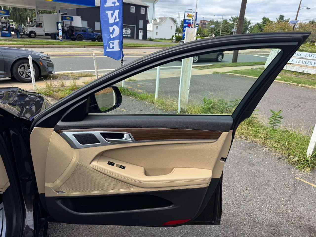 Hyundai Genesis 4dr Sdn V6 3.8L AWD 2015