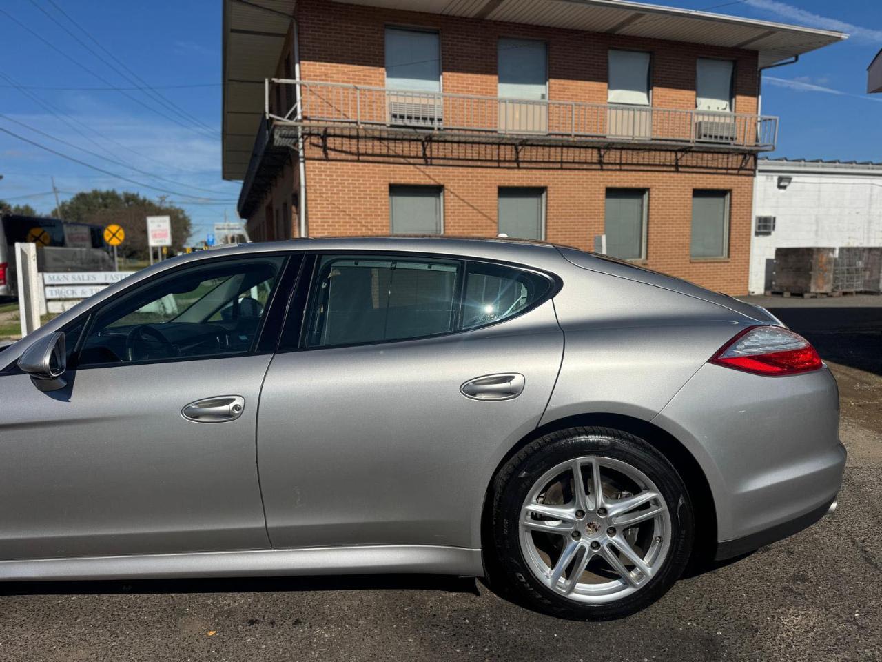 Porsche Panamera 4dr HB 2012