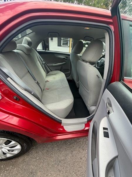 Toyota Corolla 4dr Sdn LE Auto 2013