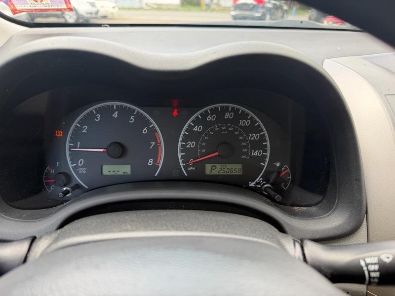 Toyota Corolla 4dr Sdn LE Auto 2013