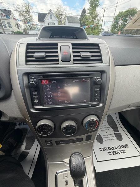 Toyota Corolla 4dr Sdn LE Auto 2013