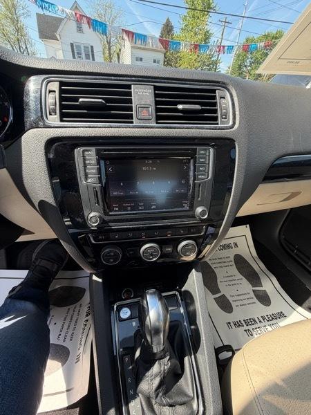 Volkswagen Jetta 1.8T SEL 6A 2017