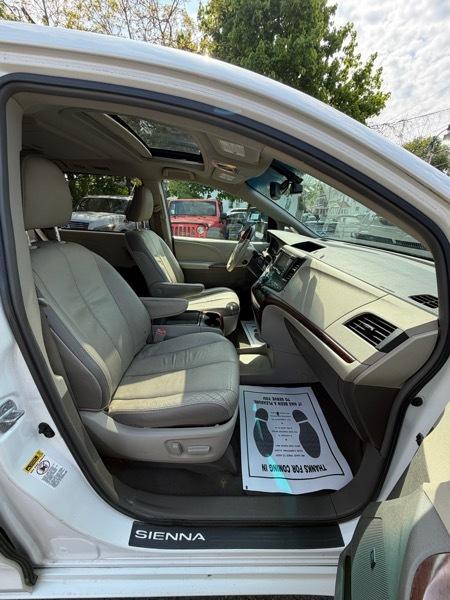 Toyota Sienna XLE Limited FWD 2011