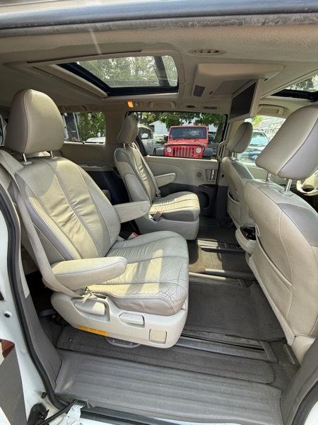 Toyota Sienna XLE Limited FWD 2011