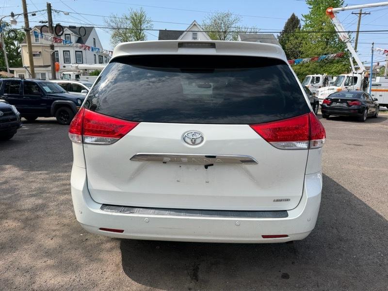Toyota Sienna XLE Limited FWD 2011