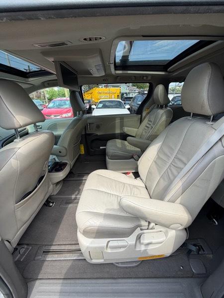 Toyota Sienna XLE Limited FWD 2011