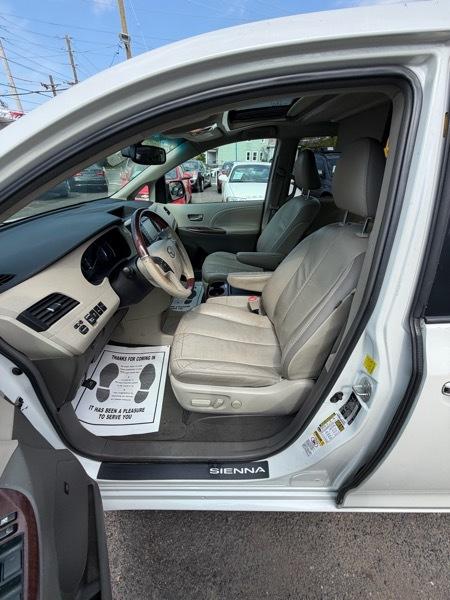 Toyota Sienna XLE Limited FWD 2011