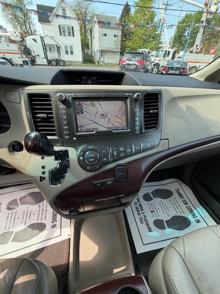 Toyota Sienna XLE Limited FWD 2011