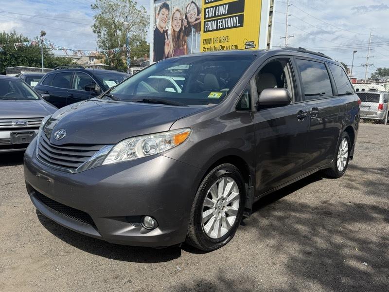 Toyota Sienna Limited AWD 7-Passenger V6 2013