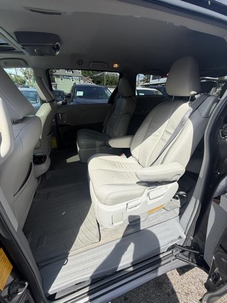 Toyota Sienna Limited AWD 7-Passenger V6 2013