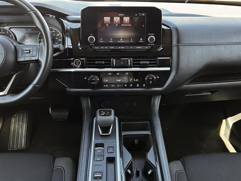 Nissan Pathfinder SV 2024