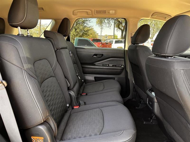 Nissan Pathfinder SV 2024