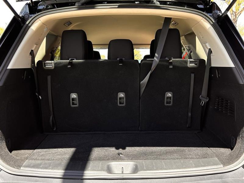 Nissan Pathfinder SV 2024