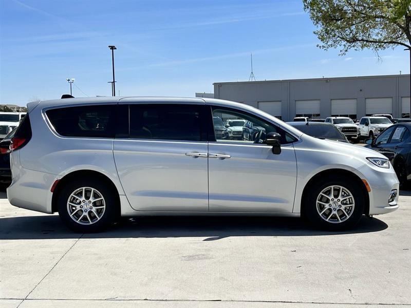 Chrysler Pacifica Touring L 2024