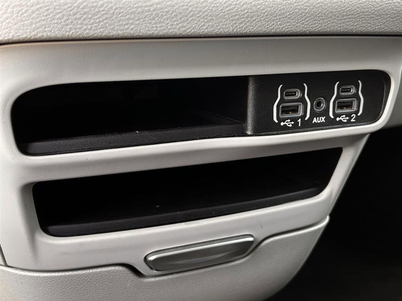 Chrysler Pacifica Touring L 2024