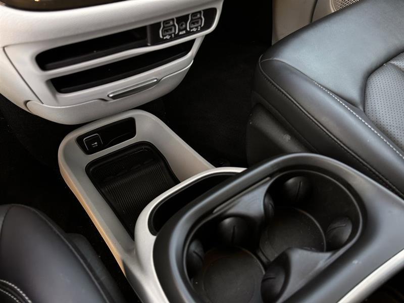 Chrysler Pacifica Touring L 2024