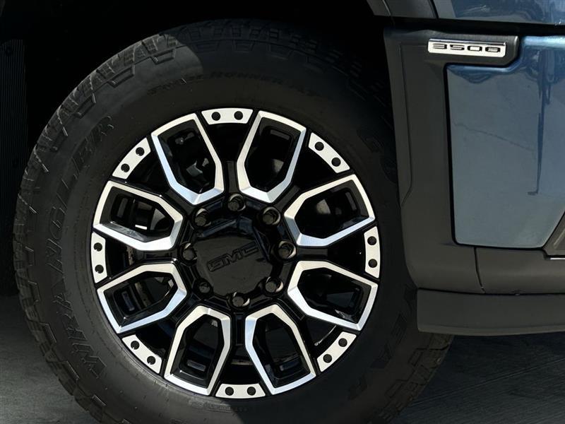 GMC Sierra 3500HD Denali Crew Cab 4WD 2025