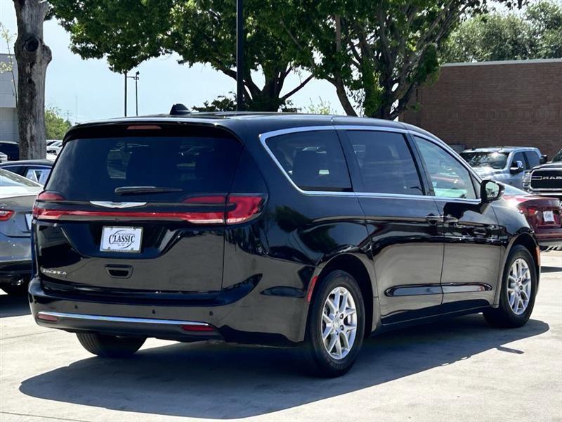 Chrysler Pacifica Touring L 2024