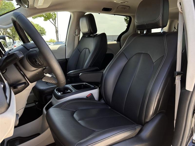 Chrysler Pacifica Touring L 2024