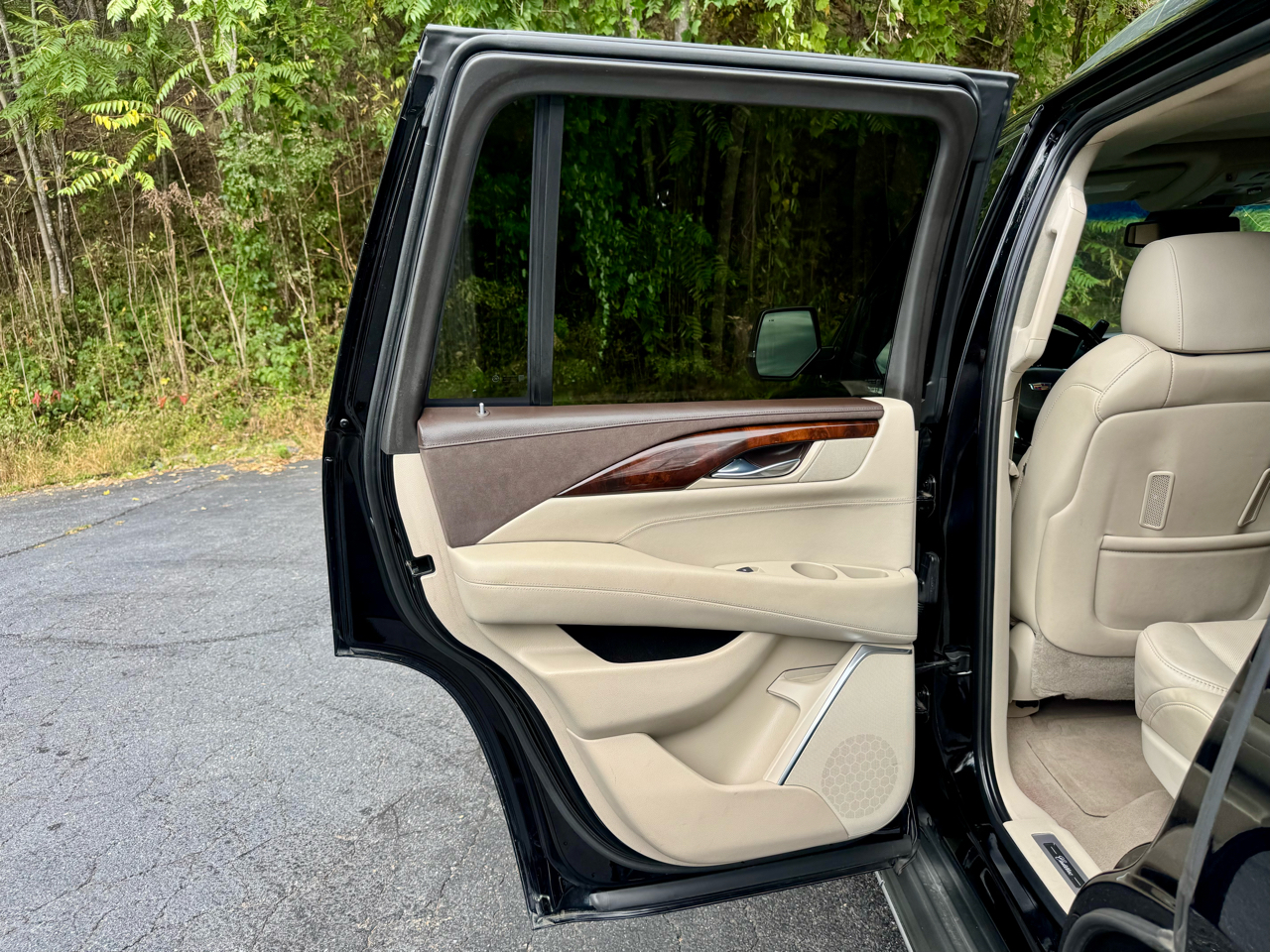 Cadillac Escalade Luxury 2WD 2015 Cadillac Escalade Luxury 2WD 2015