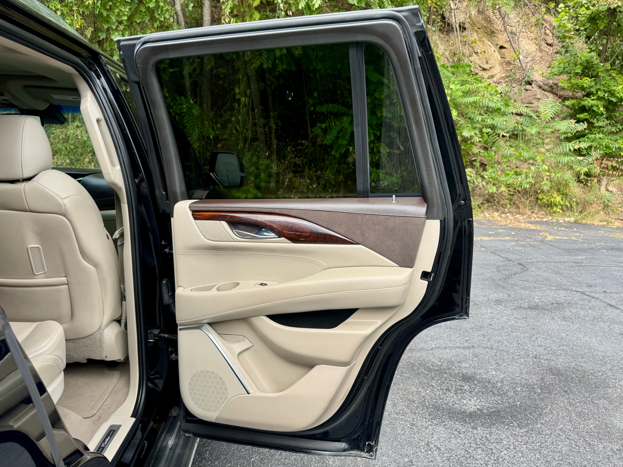 Cadillac Escalade Luxury 2WD 2015 Cadillac Escalade Luxury 2WD 2015