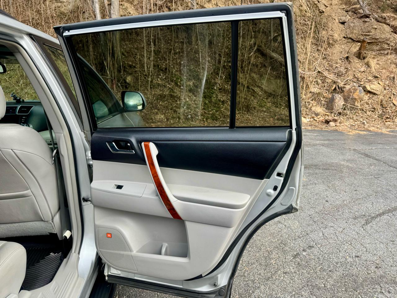 Toyota Highlander Limited 4WD 2011