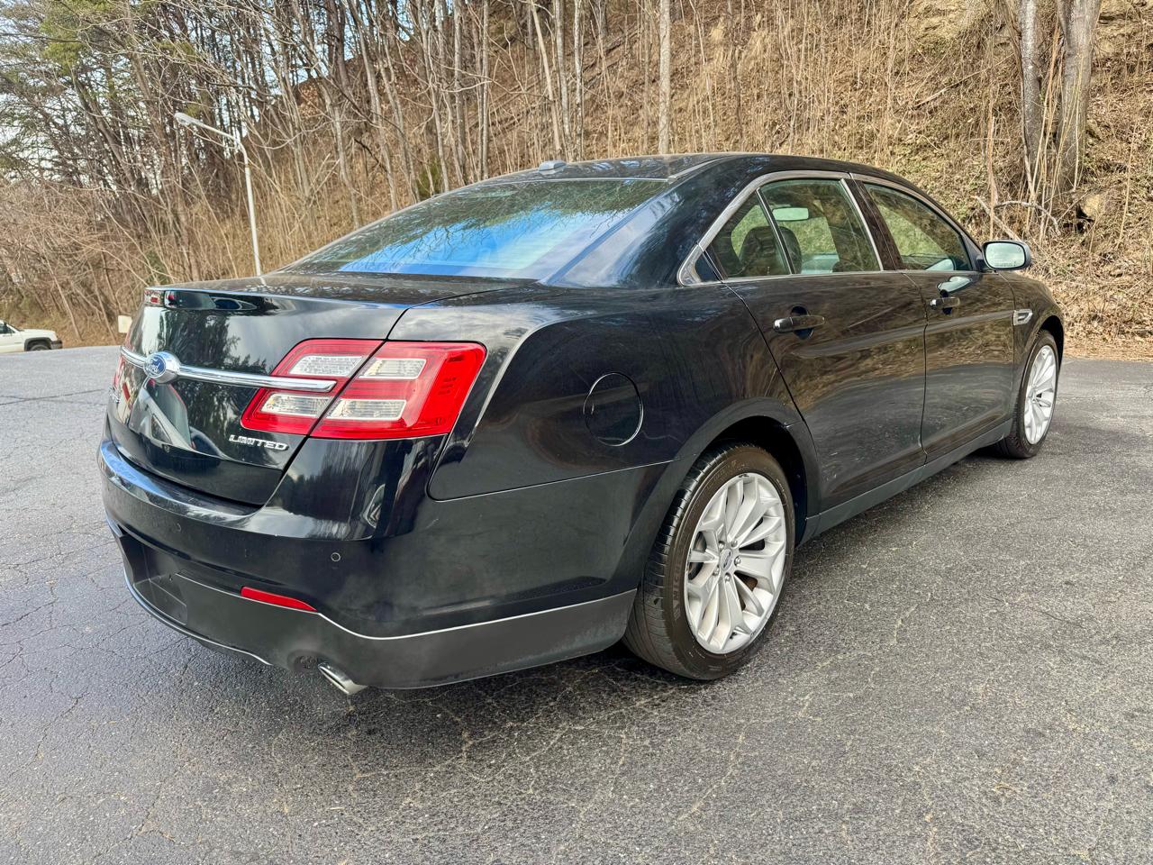 Ford Taurus Limited FWD 2018