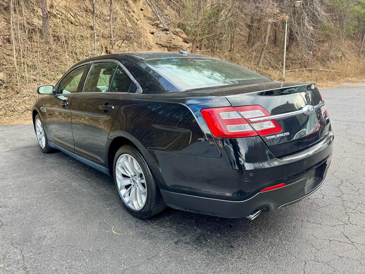 Ford Taurus Limited FWD 2018