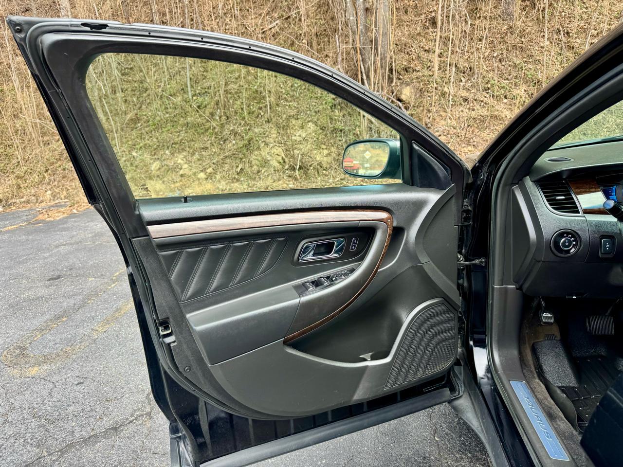 Ford Taurus Limited FWD 2018