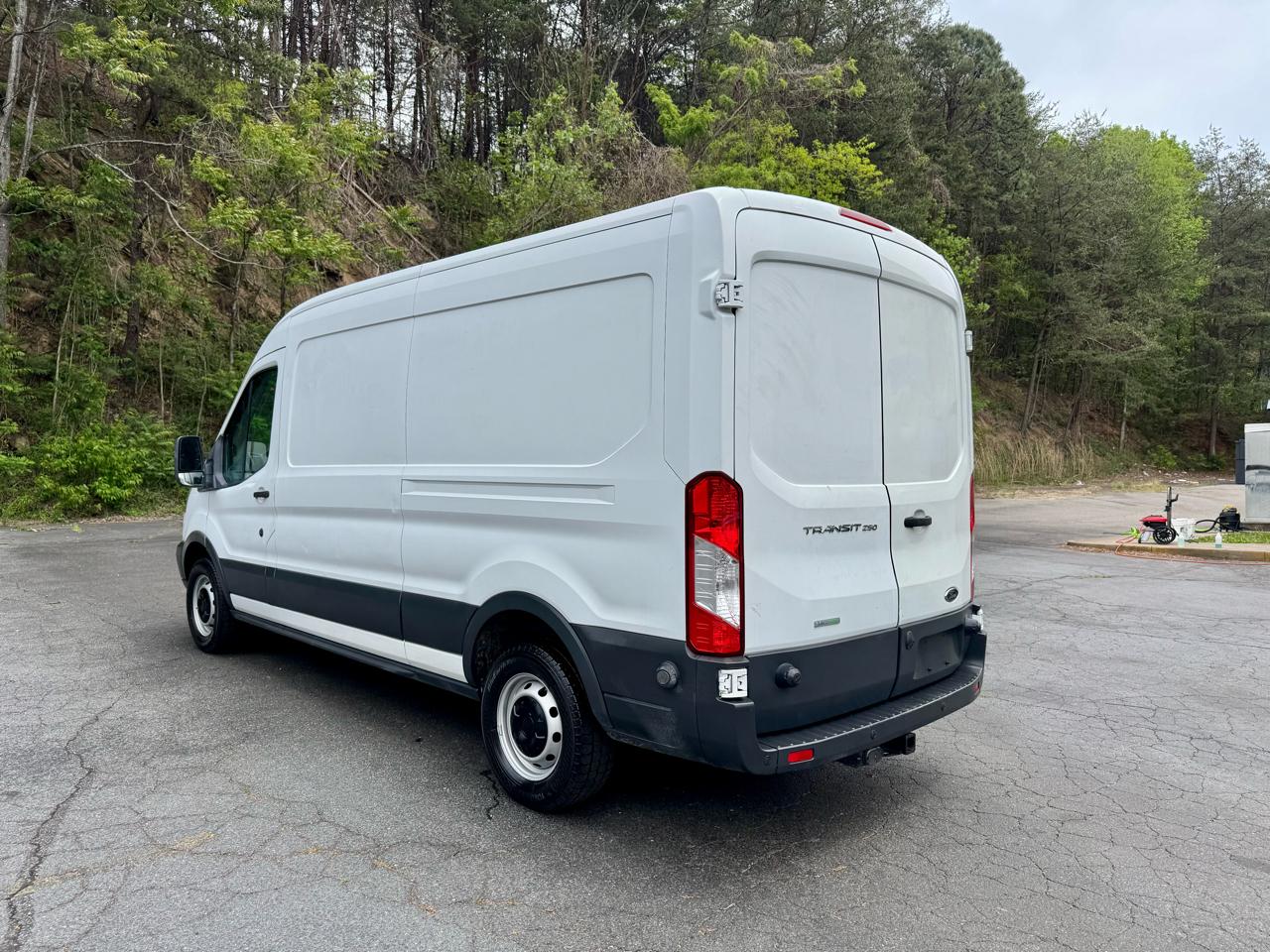 Ford Transit 250 Van Med. Roof w/Sliding Pass. 148-in. WB 2015