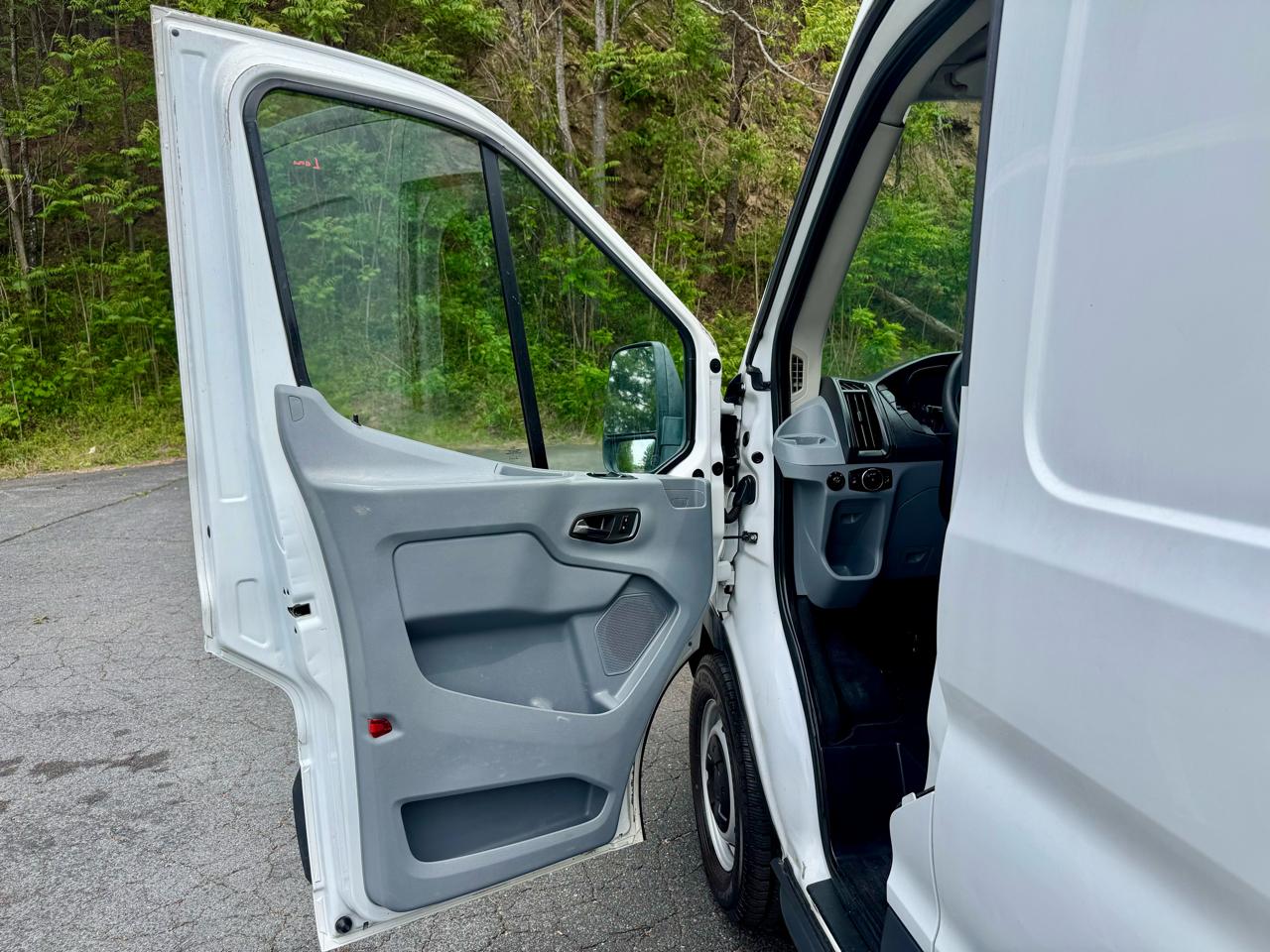 Ford Transit 250 Van Med. Roof w/Sliding Pass. 148-in. WB 2015