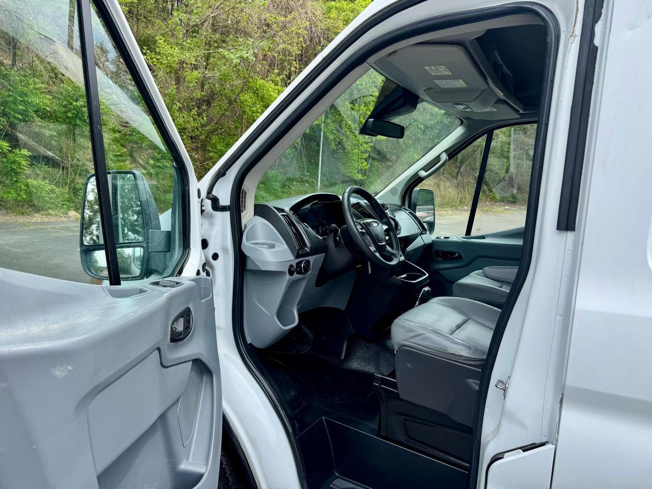 Ford Transit 250 Van Med. Roof w/Sliding Pass. 148-in. WB 2015