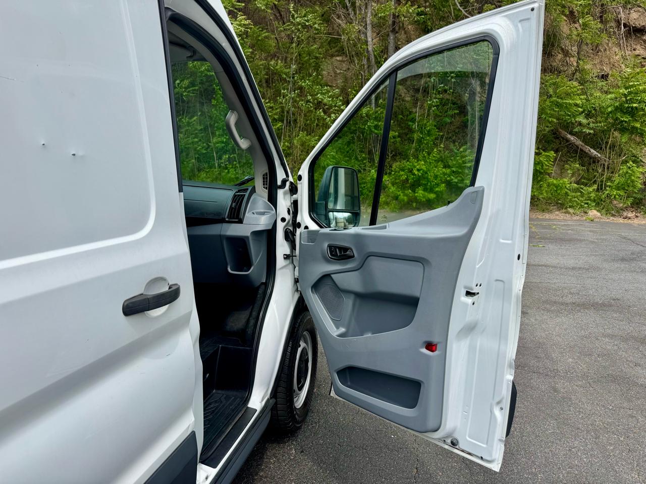 Ford Transit 250 Van Med. Roof w/Sliding Pass. 148-in. WB 2015