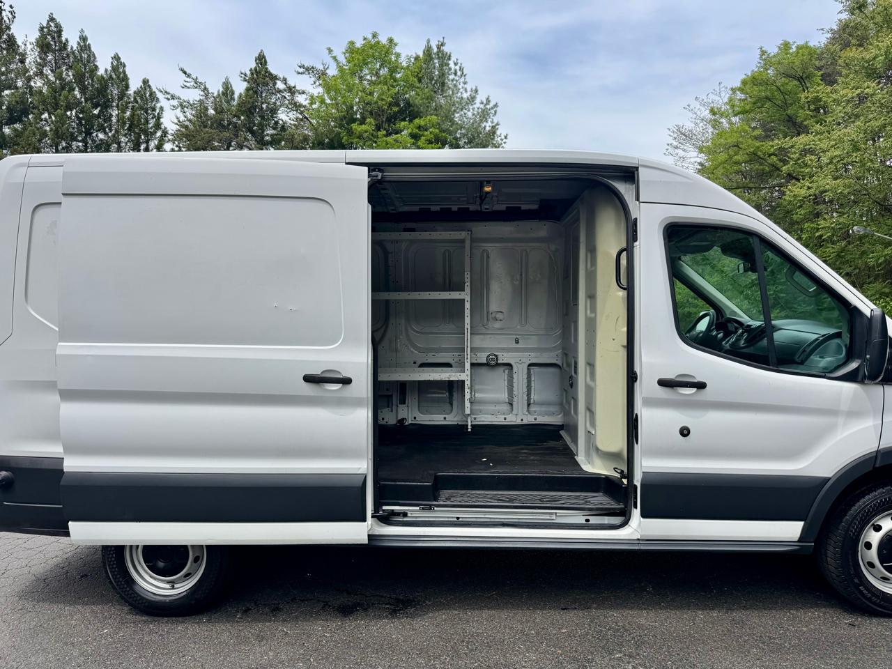 Ford Transit 250 Van Med. Roof w/Sliding Pass. 148-in. WB 2015