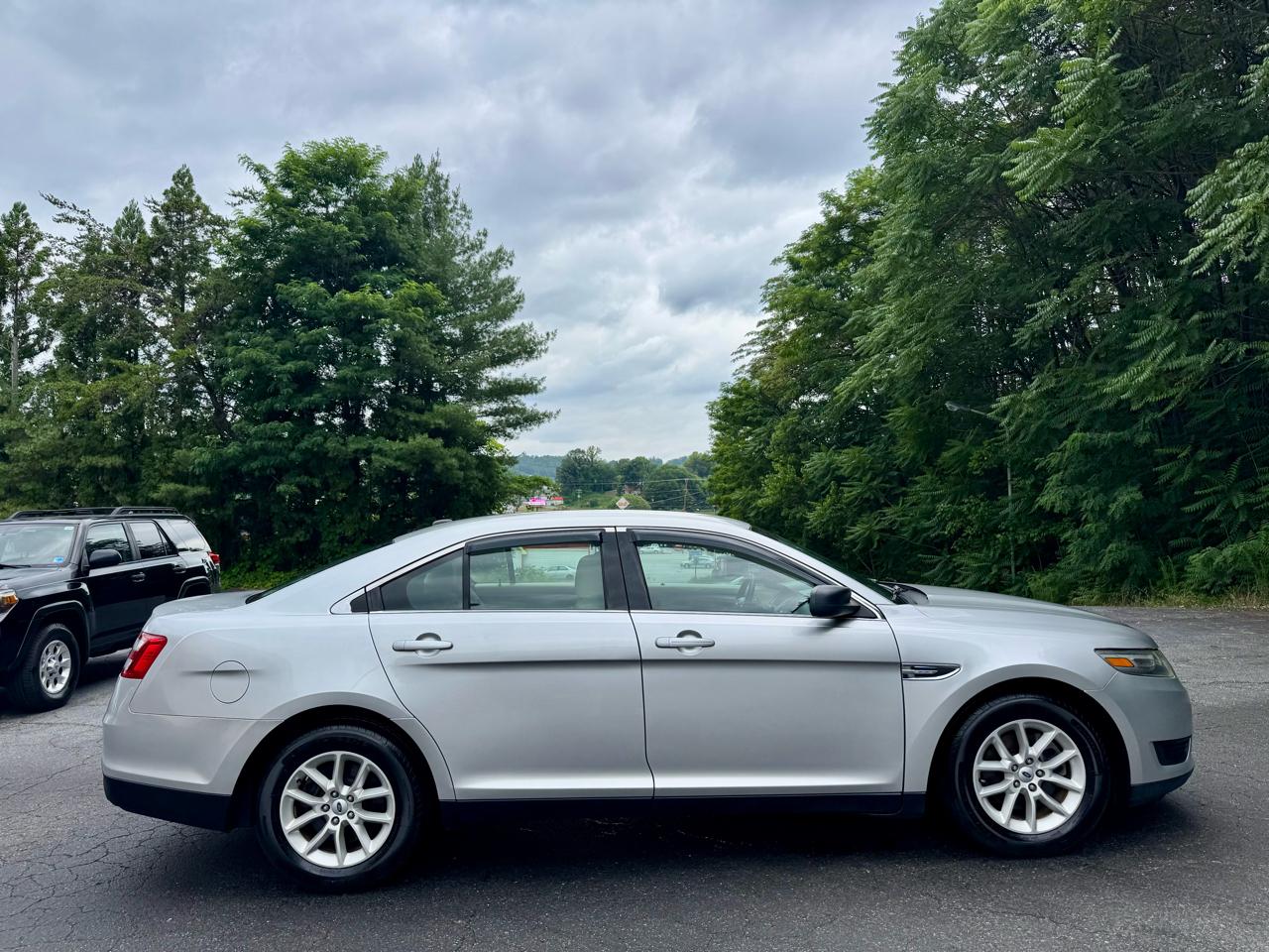 Ford Taurus SE FWD 2013