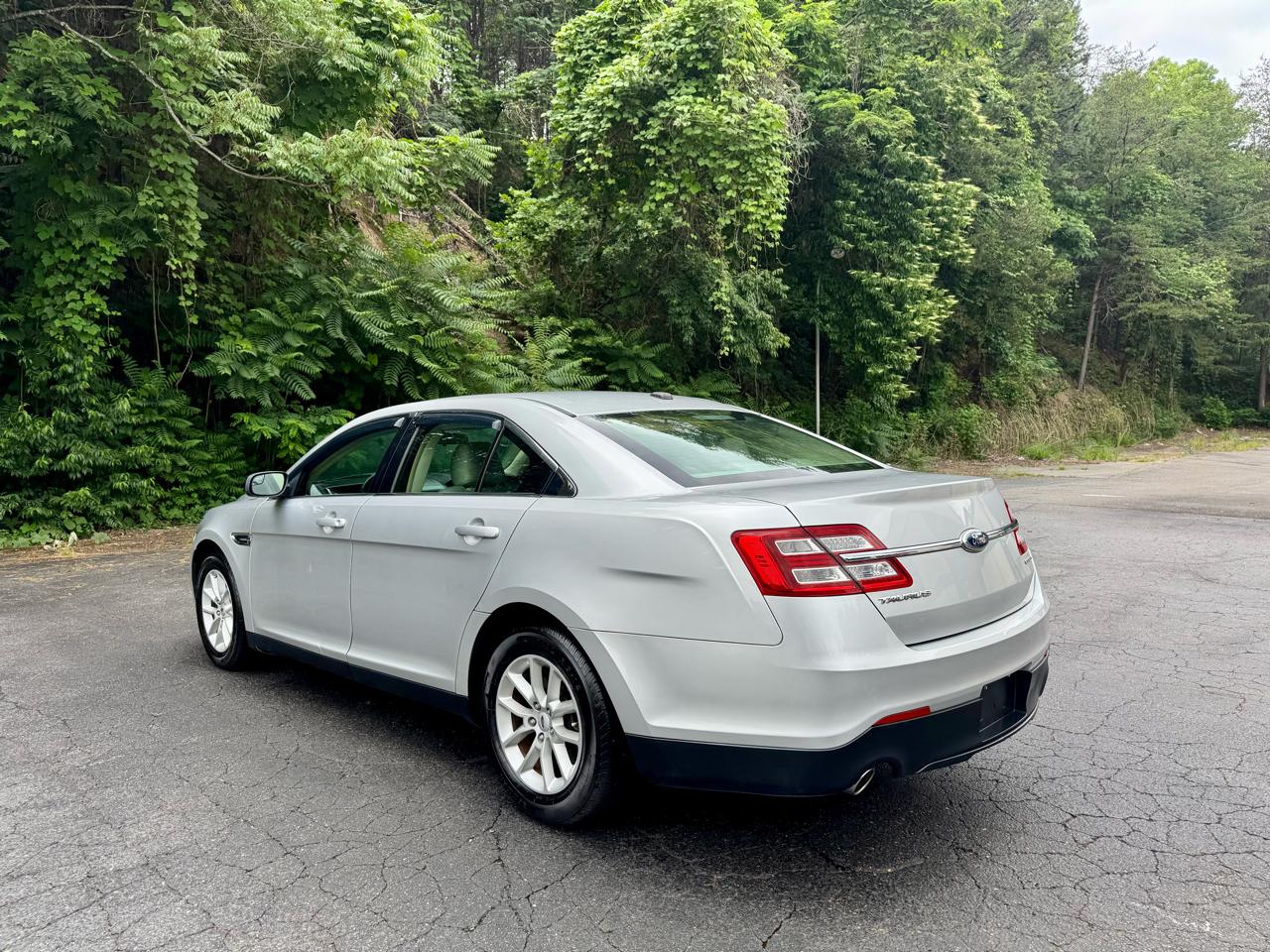 Ford Taurus SE FWD 2013