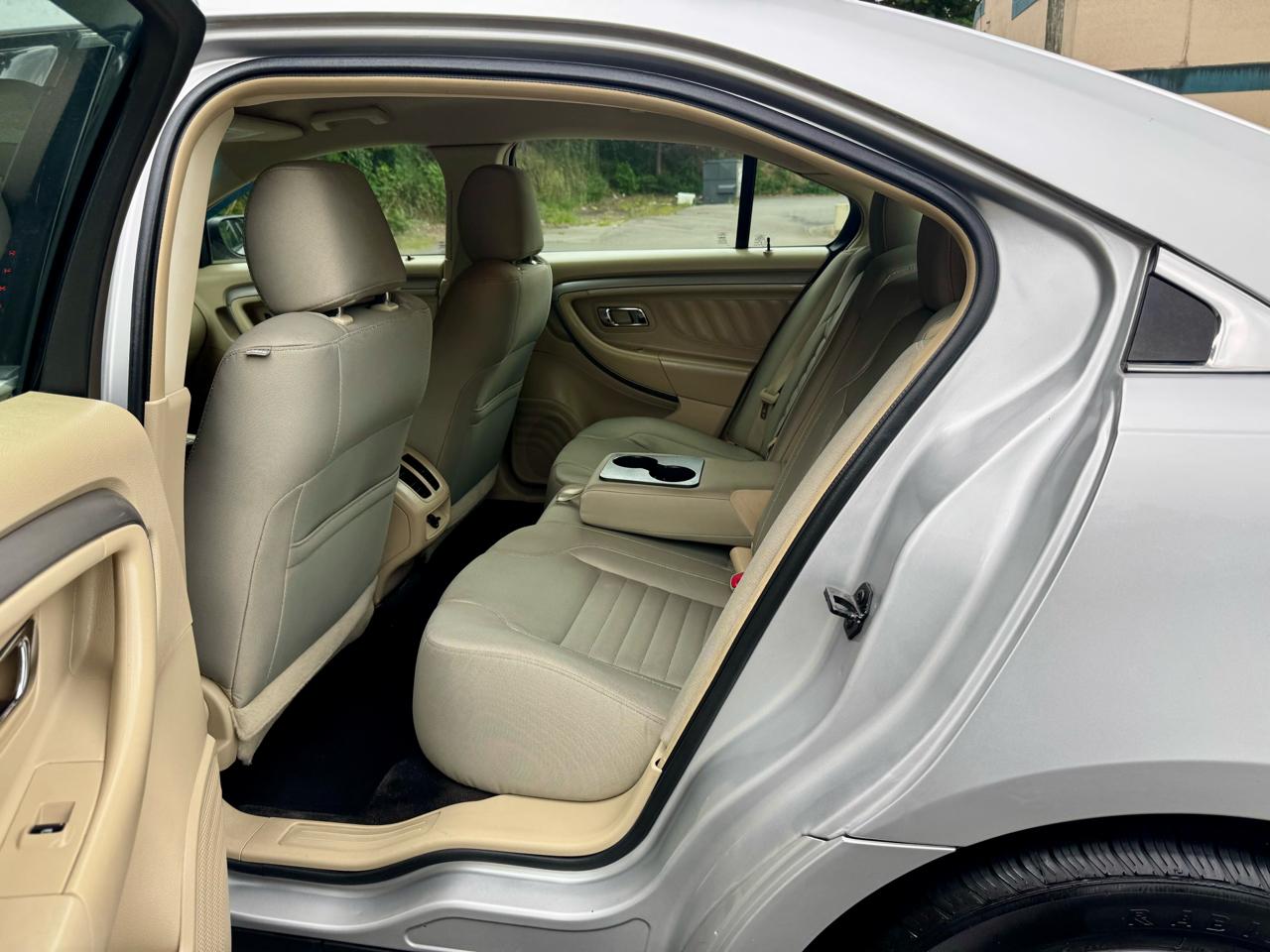 Ford Taurus SE FWD 2013
