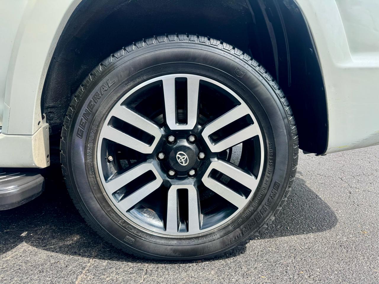 Toyota 4Runner Limited 4D SUV RWD V6 2016