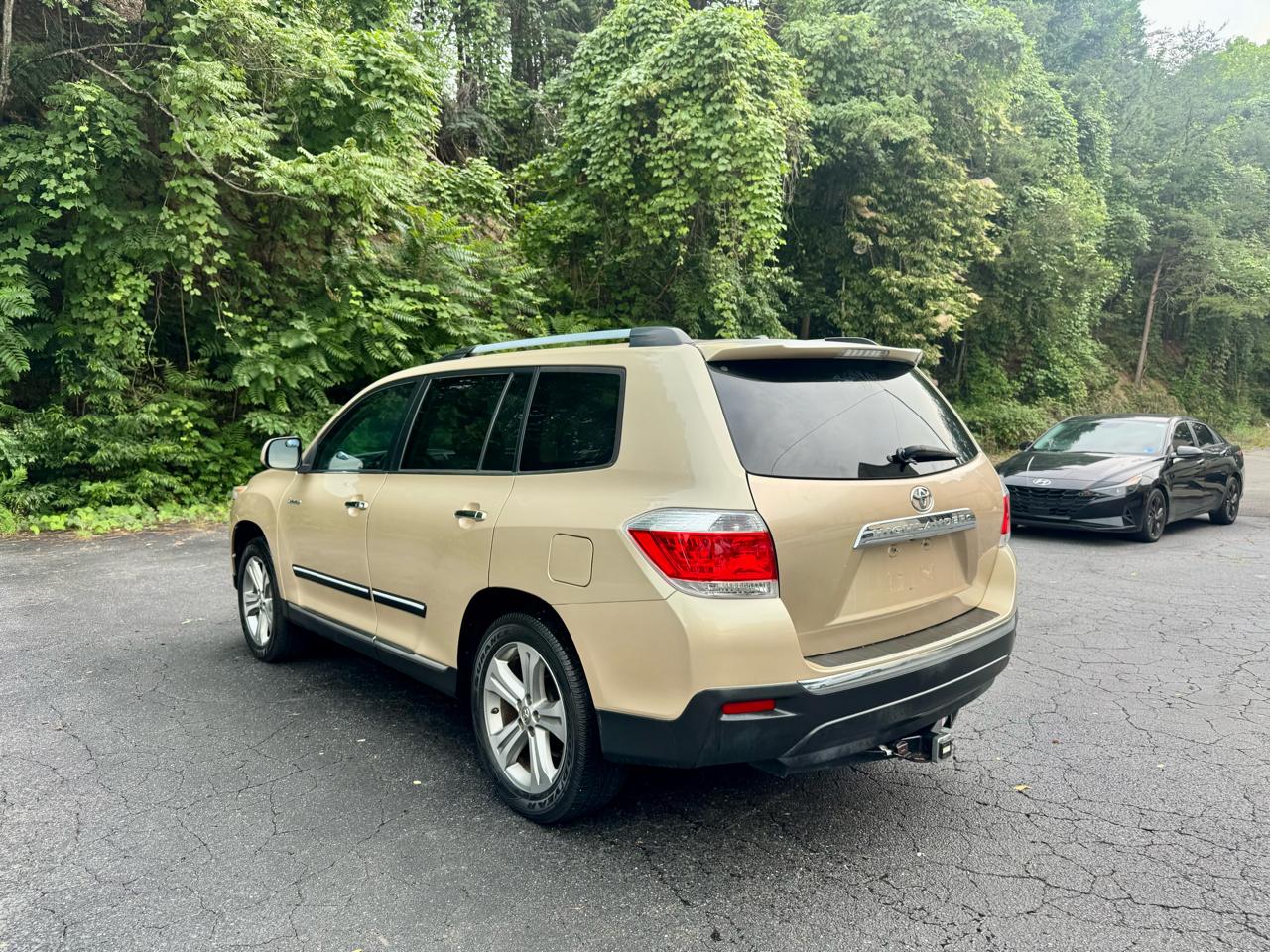 Toyota Highlander Limited 2WD 2011