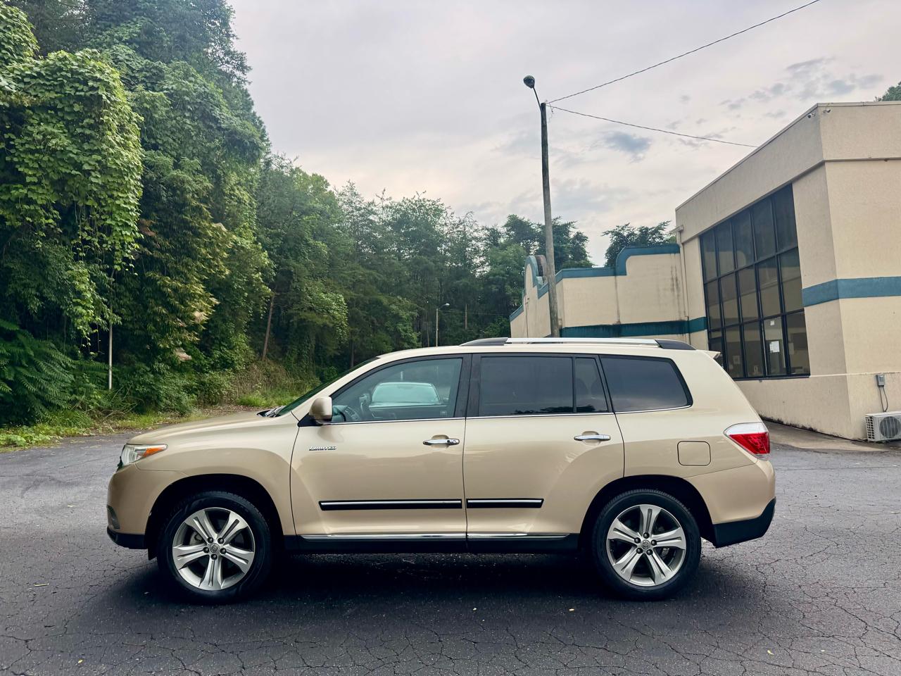 Toyota Highlander Limited 2WD 2011