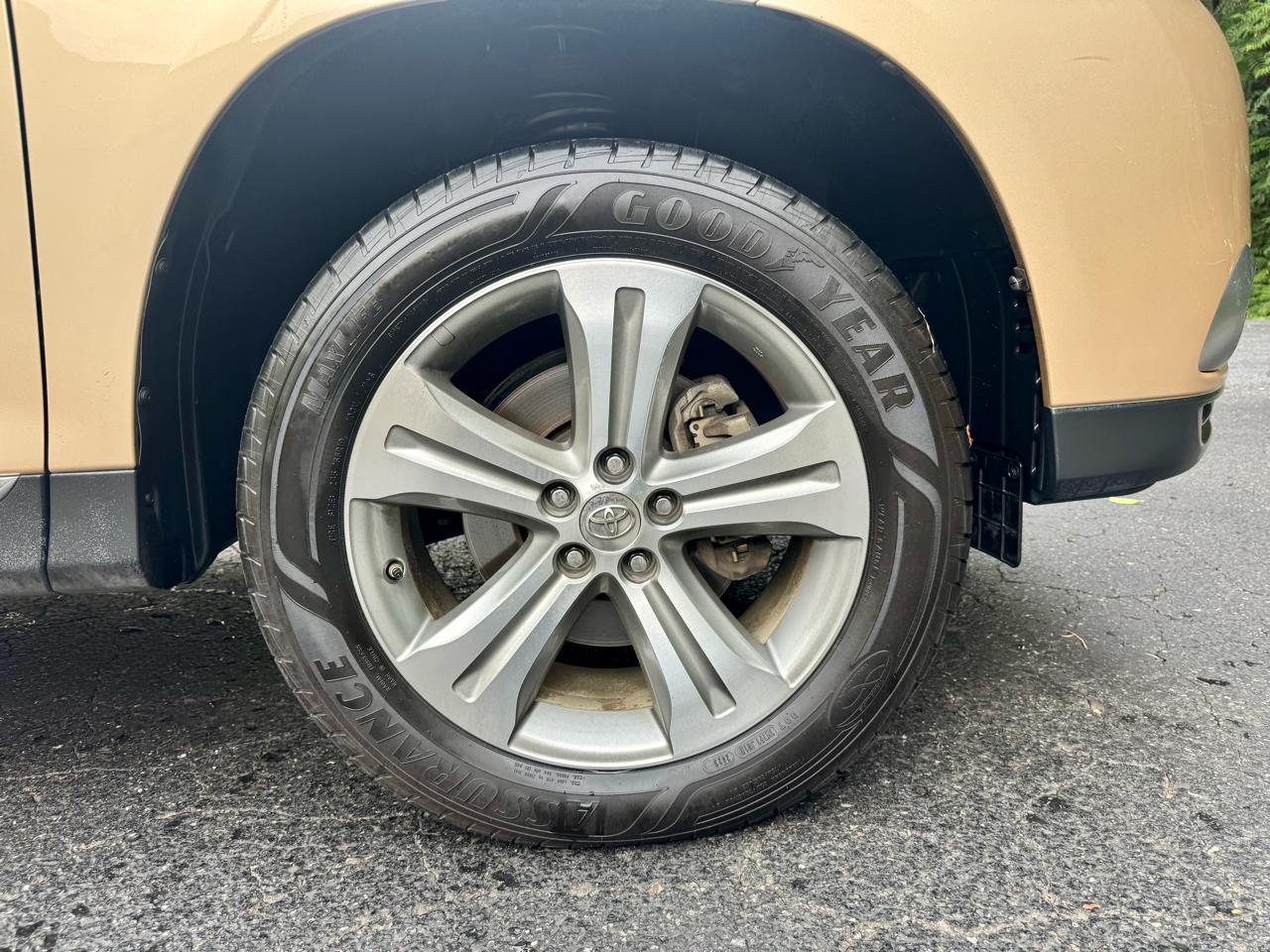 Toyota Highlander Limited 2WD 2011