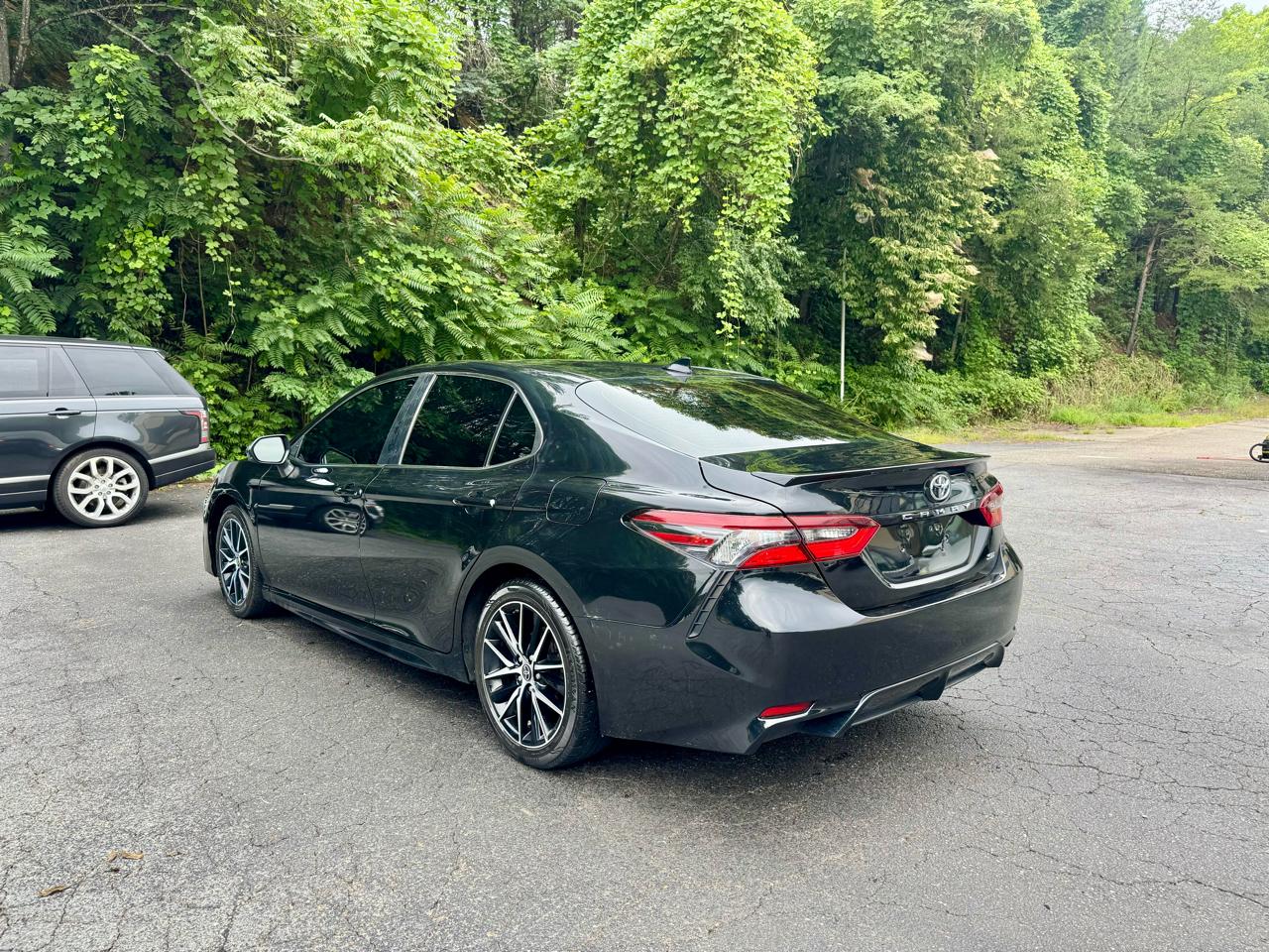 Toyota Camry SE 2021